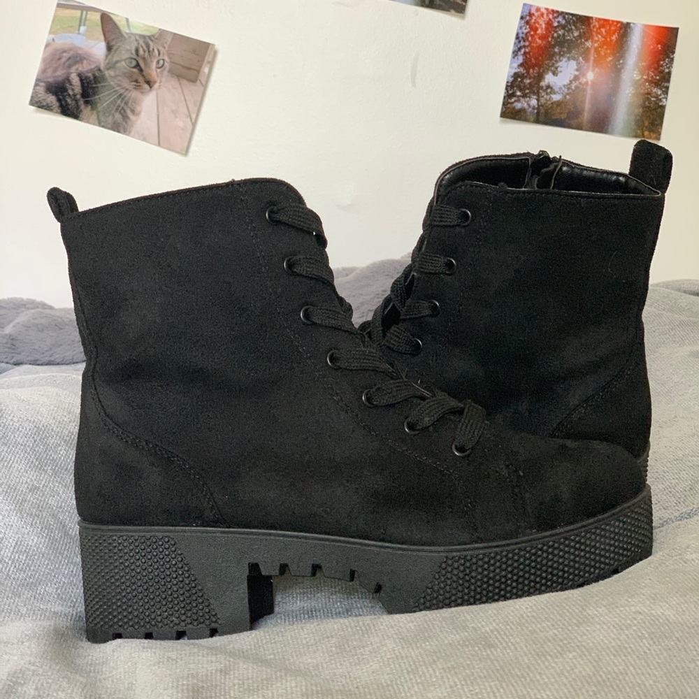 BLACK HEELED BOOTS